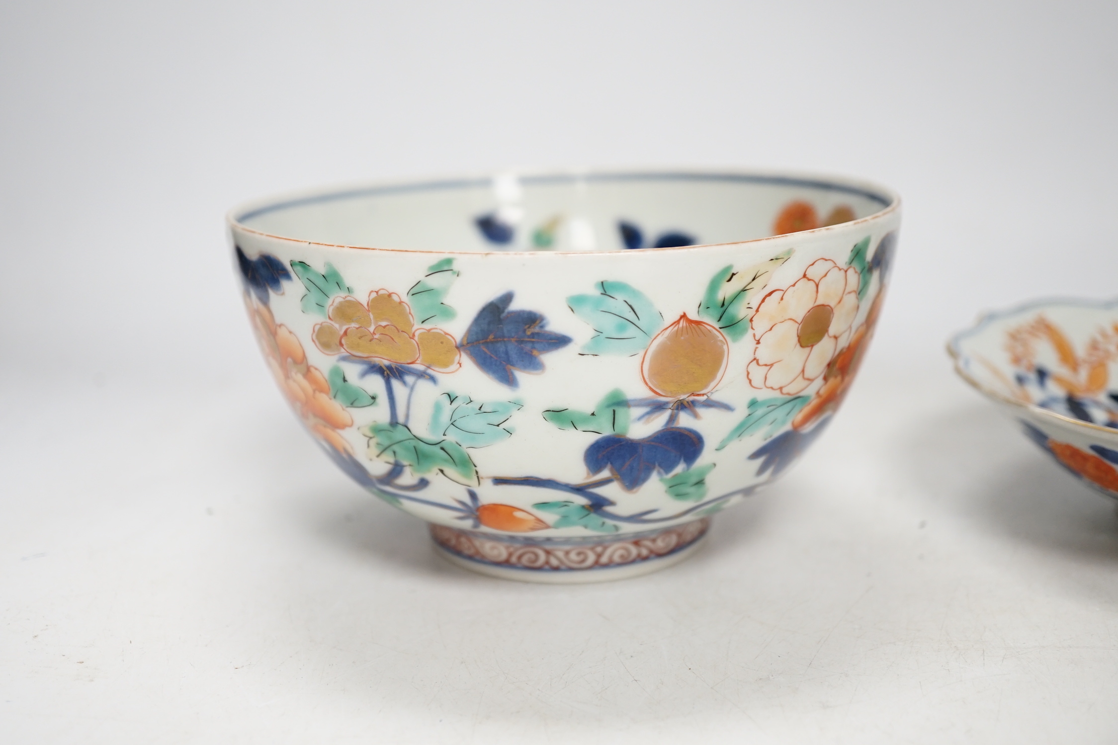 A Japanese Imari bowl and three dishes, 19th century, bowl 15cm diameter